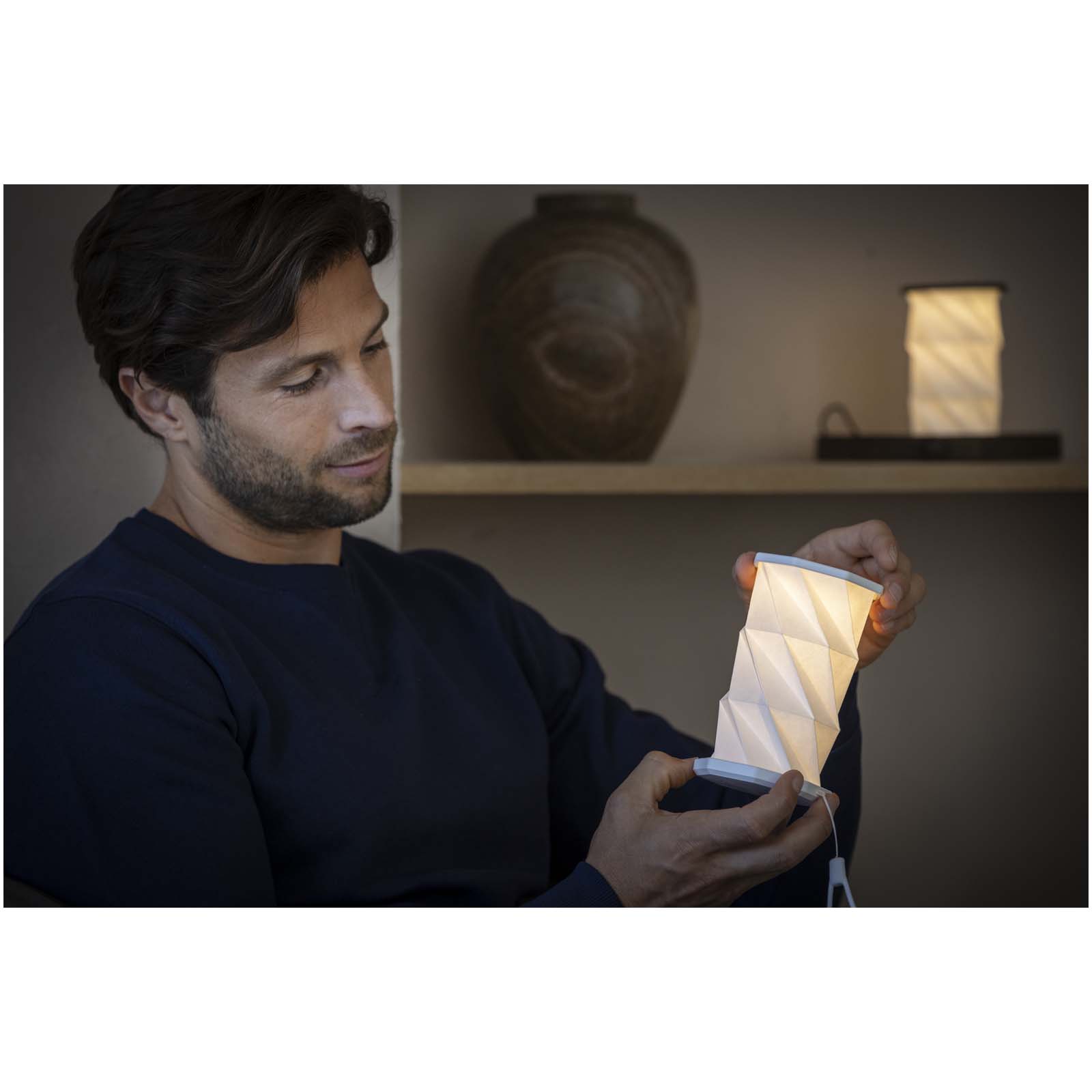 Celestia klappbare & dimmbare Tischlampe aus recyceltem Kunststoff