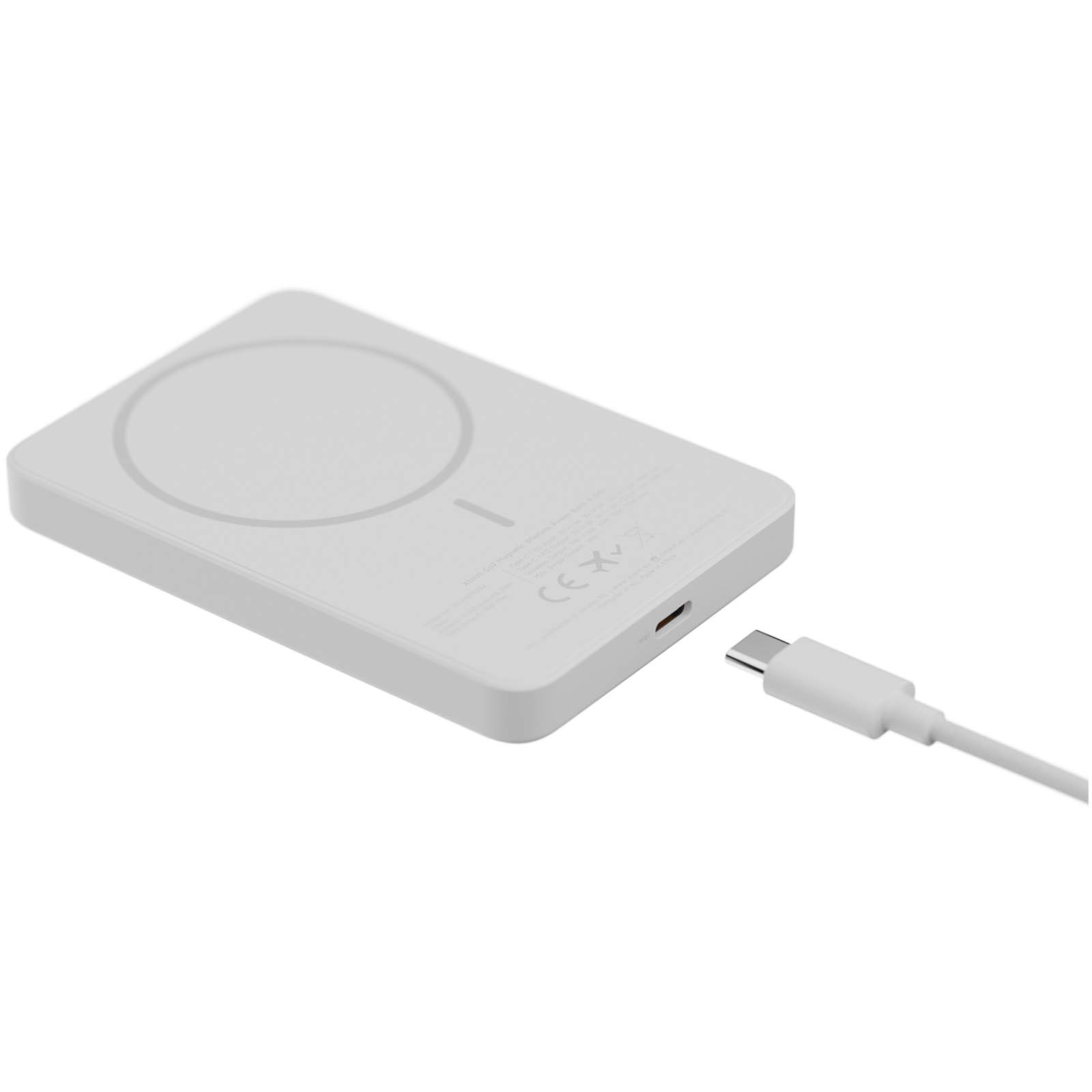 Xtorm Go2 15 W, 5000 mAh kabellose Powerbank weiss
