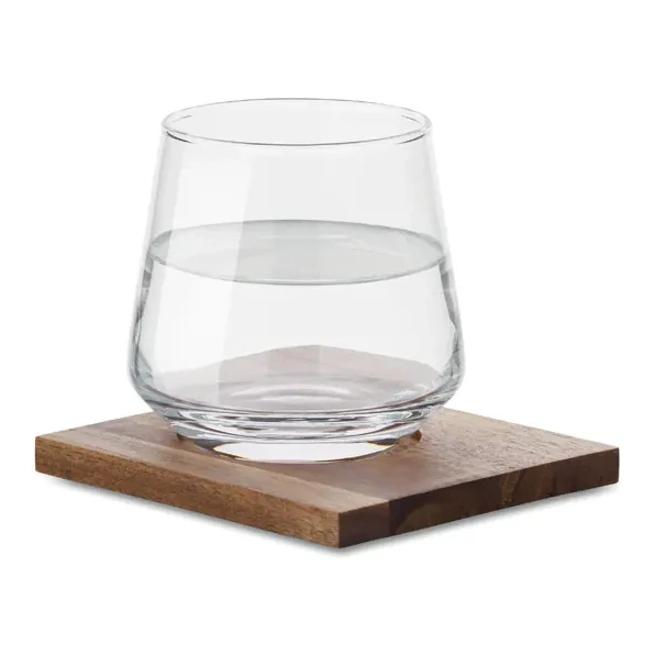 Glas mit Untersetzer