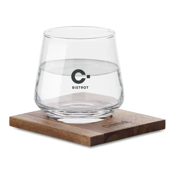 Glas mit Untersetzer