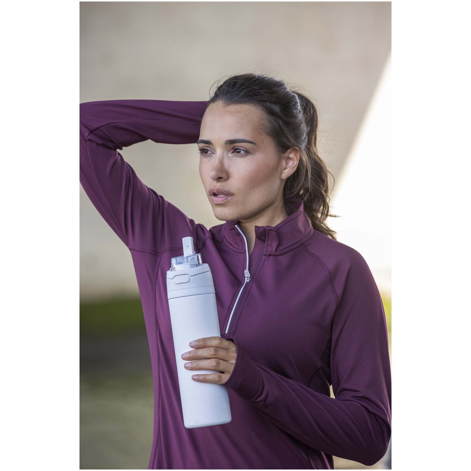Theron 800 ml RCS Trinkflasche aus recyceltem, einwandigem Edelstahl mit Multifunktionsdeckel und Klappstrohhalm