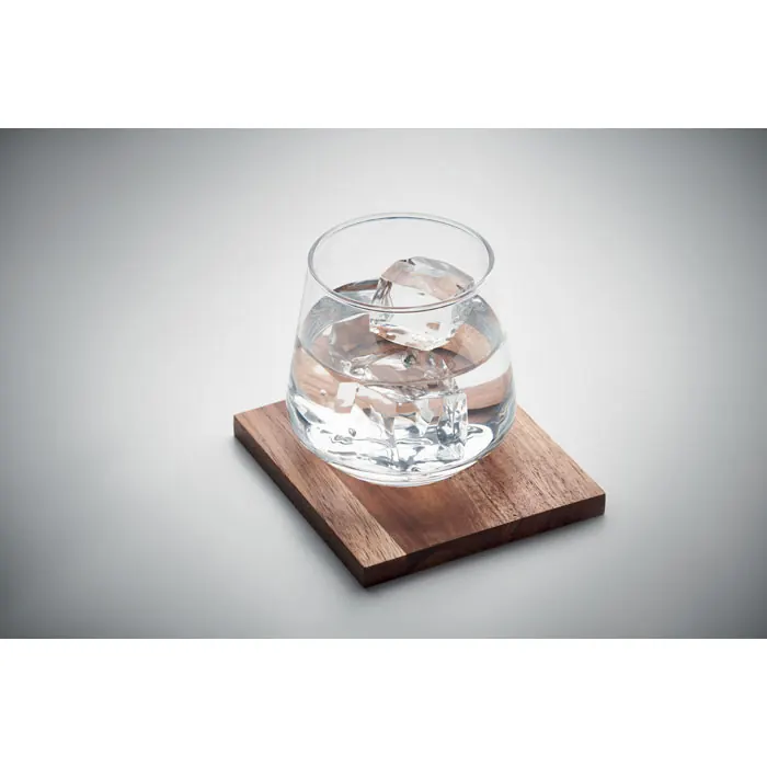 Glas mit Untersetzer