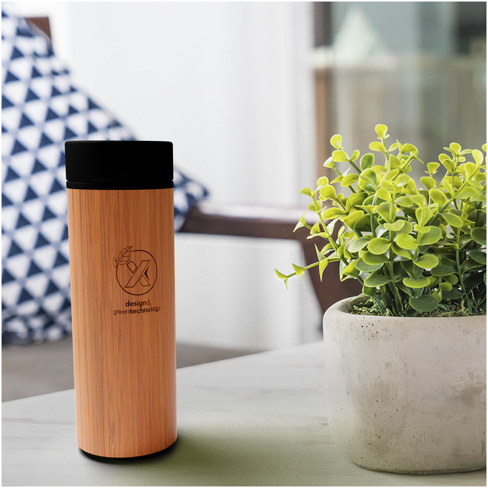 SCX.design D11 500 ml Smart Flasche  aus Bambus mit Leuchtlogo holz