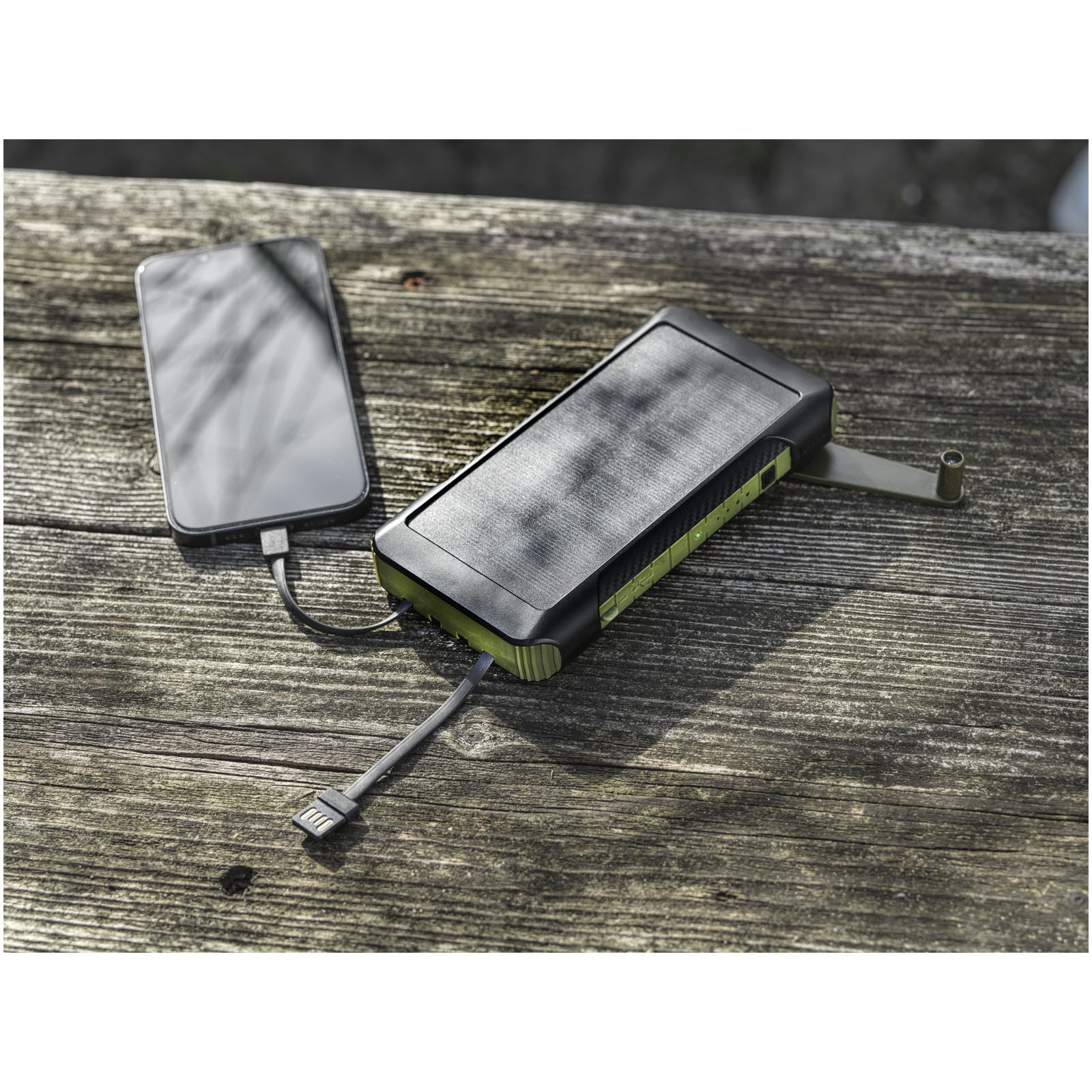 Soldy 10.000 mAh Solardynamo-Powerbank aus recyceltem GRS Kunststoff armeegrün