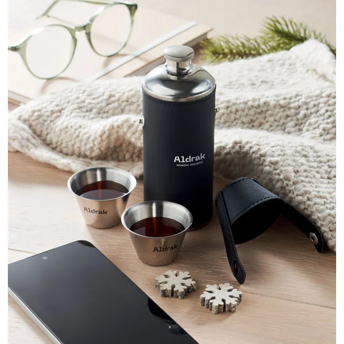 Flasche mit Schnapsbechern